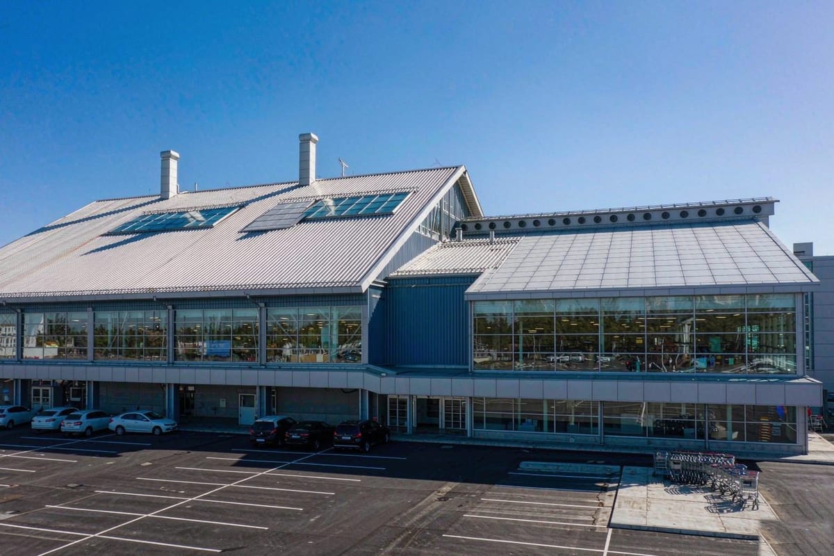 Large-span commercial retail building